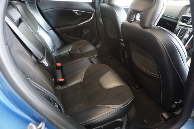 2025 Volvo V40