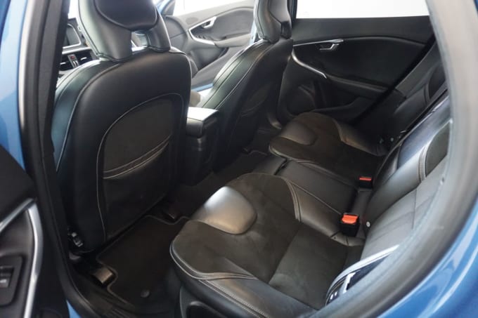 2025 Volvo V40