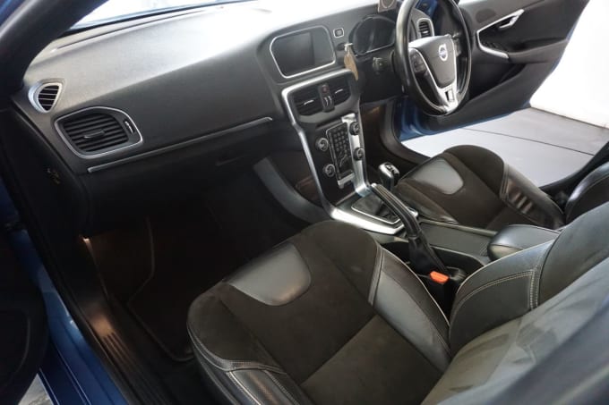 2025 Volvo V40