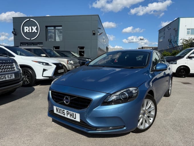 2025 Volvo V40