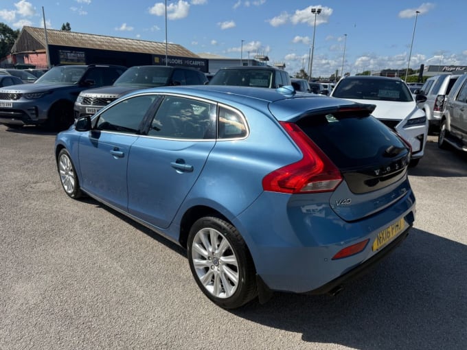 2025 Volvo V40