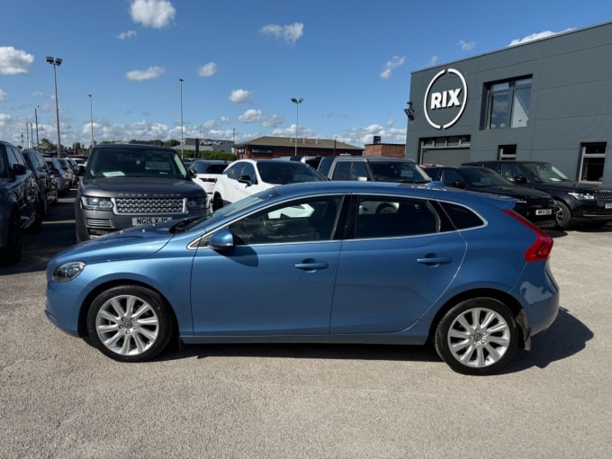 2025 Volvo V40