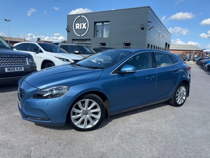2025 Volvo V40