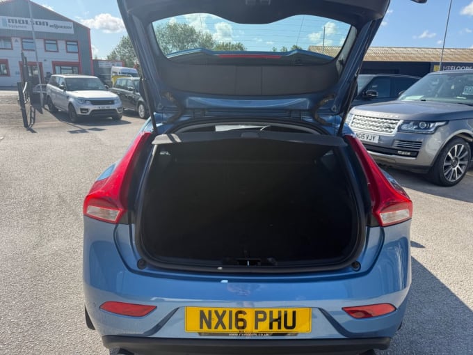 2025 Volvo V40