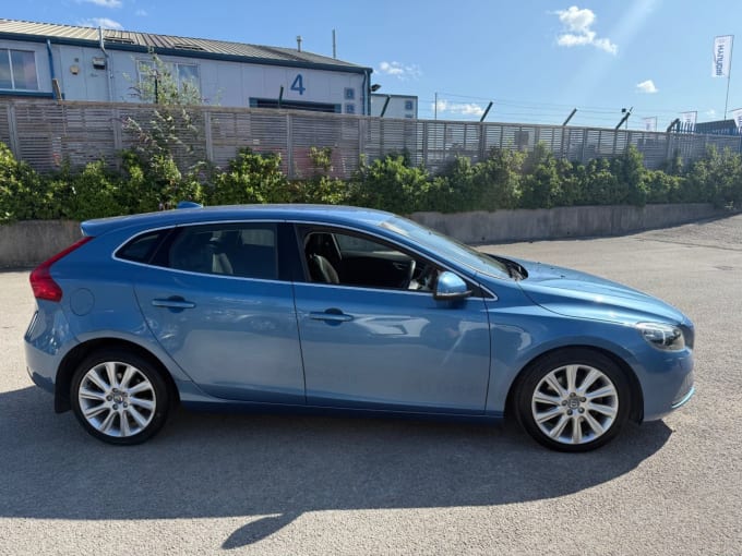 2025 Volvo V40