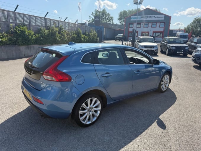 2025 Volvo V40