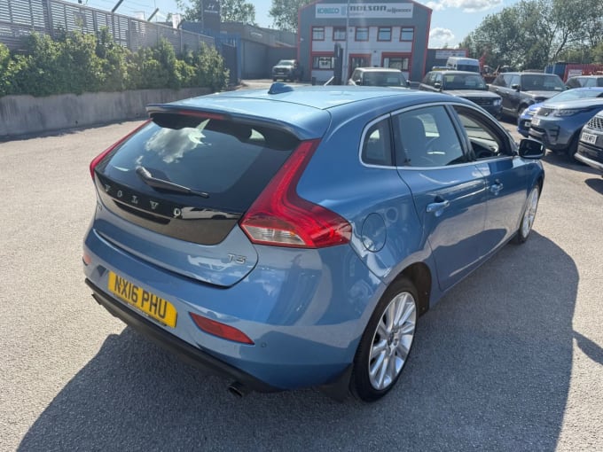 2025 Volvo V40
