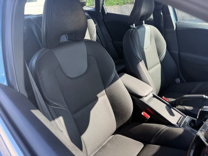 2025 Volvo V40
