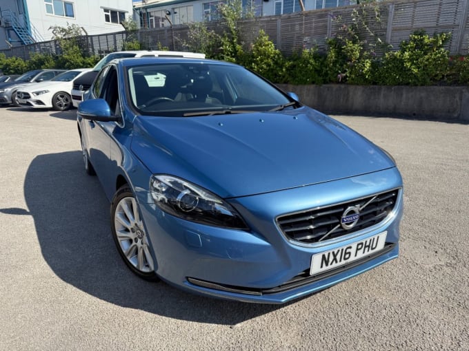 2025 Volvo V40