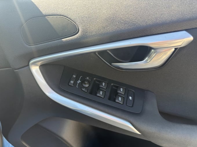 2025 Volvo V40