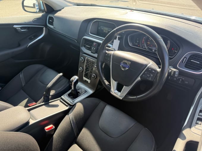 2025 Volvo V40