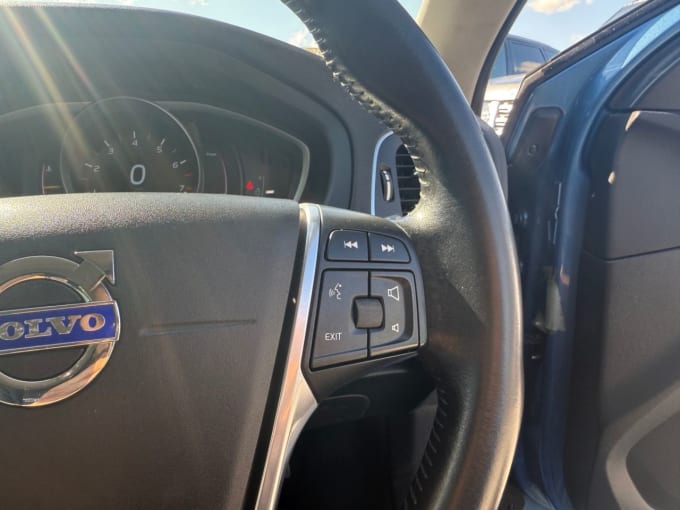 2025 Volvo V40