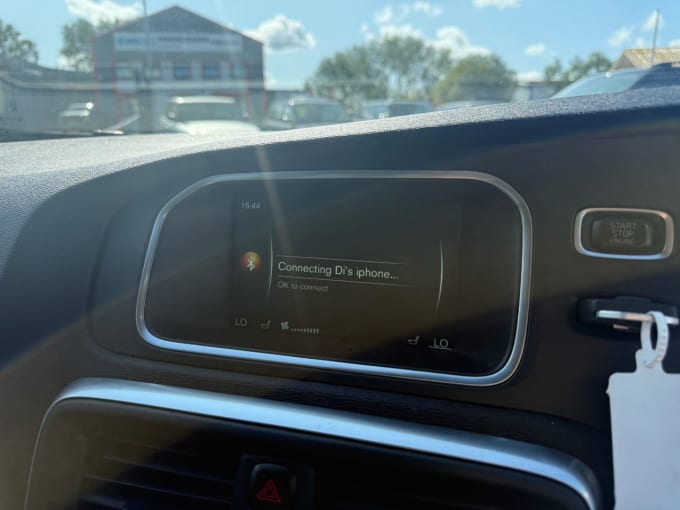 2025 Volvo V40