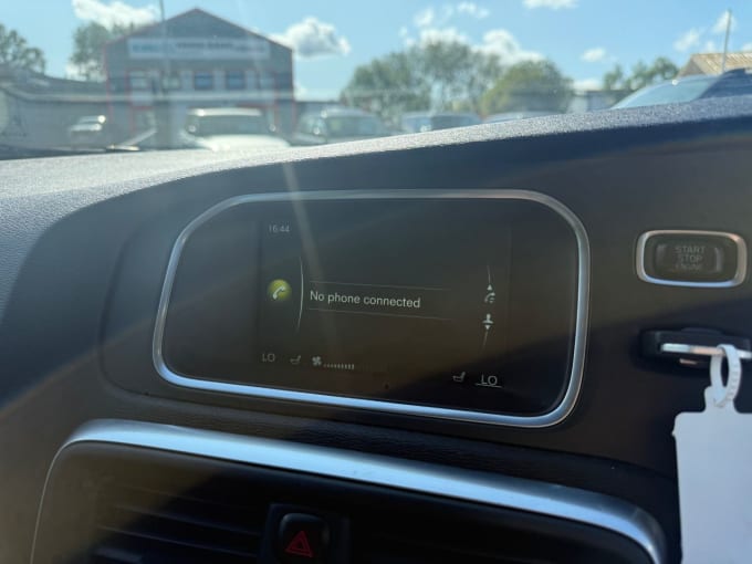 2025 Volvo V40