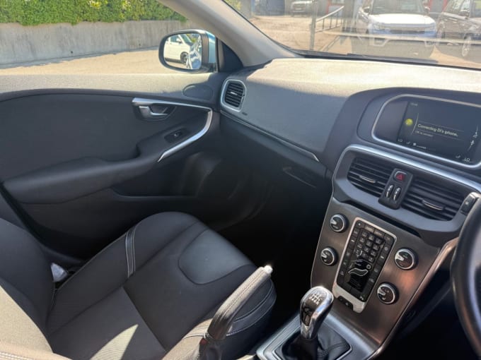 2025 Volvo V40