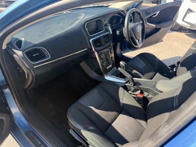2025 Volvo V40