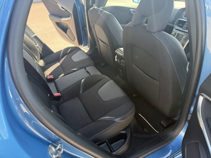 2025 Volvo V40