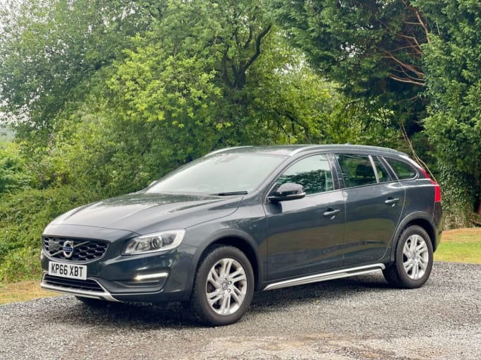 2025 Volvo V60 Cross Country