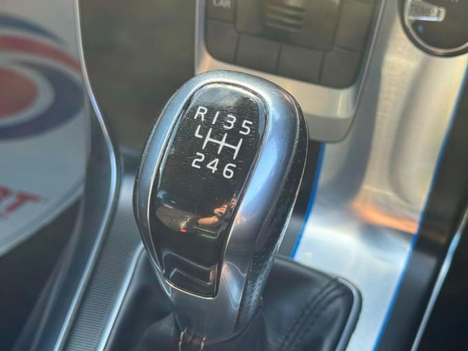 2025 Volvo V40