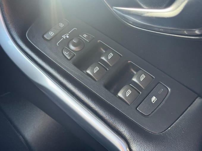 2025 Volvo V40