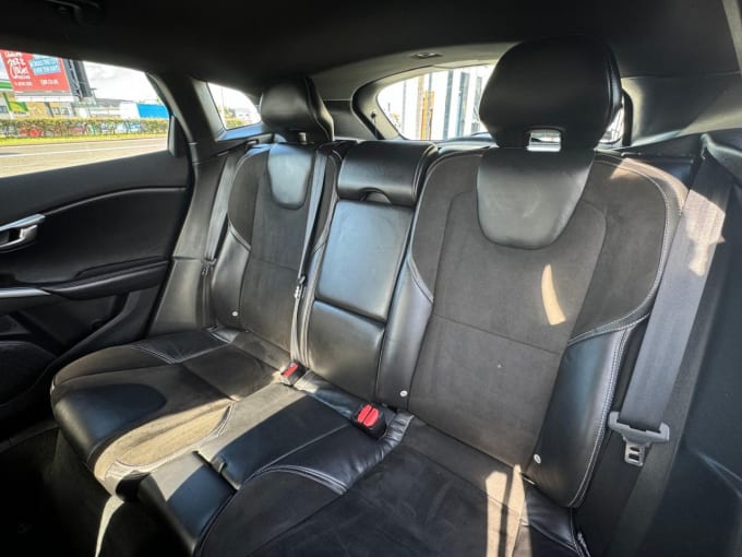 2025 Volvo V40