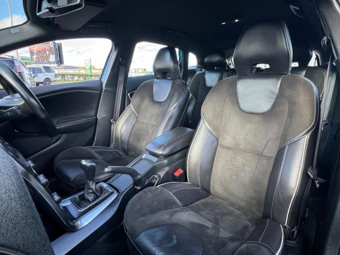 2025 Volvo V40