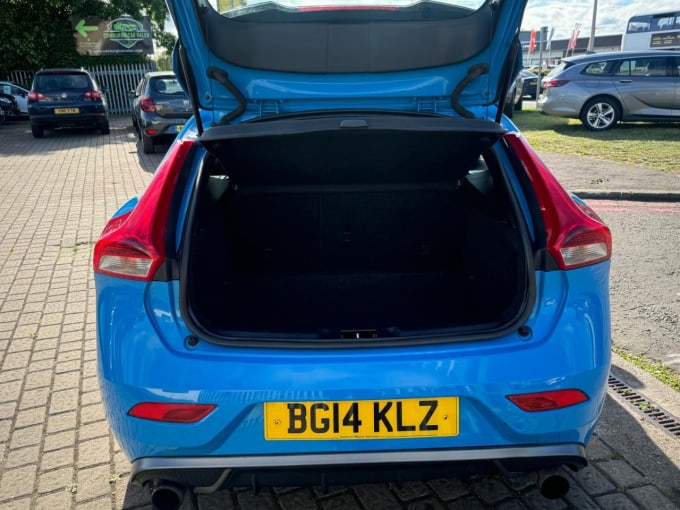 2025 Volvo V40
