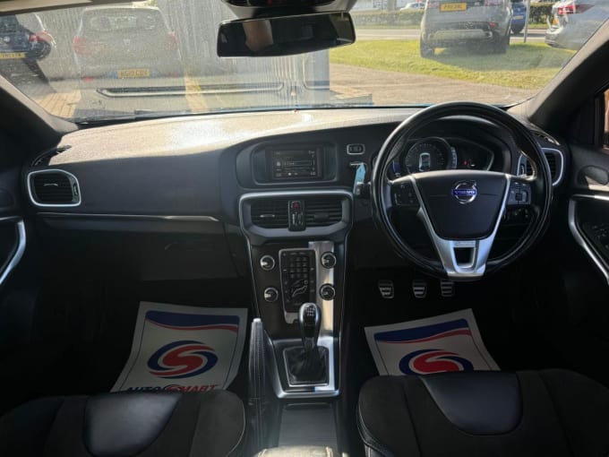 2025 Volvo V40
