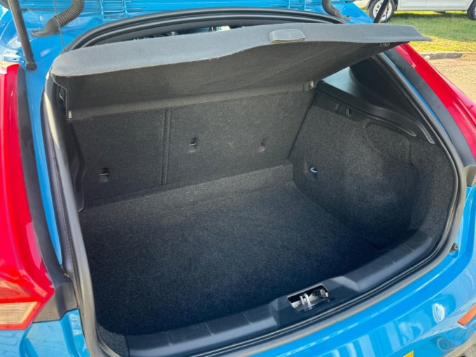 2025 Volvo V40