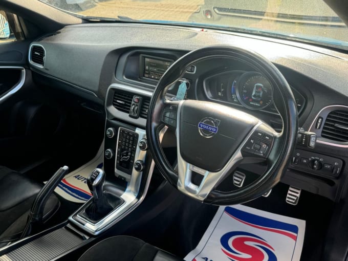 2025 Volvo V40