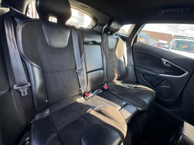 2025 Volvo V40