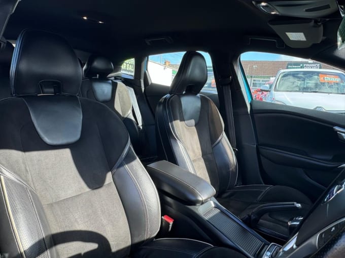 2025 Volvo V40