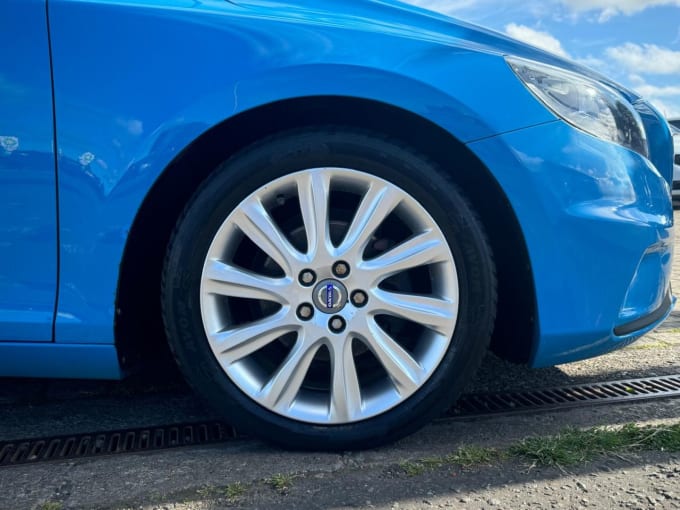 2025 Volvo V40