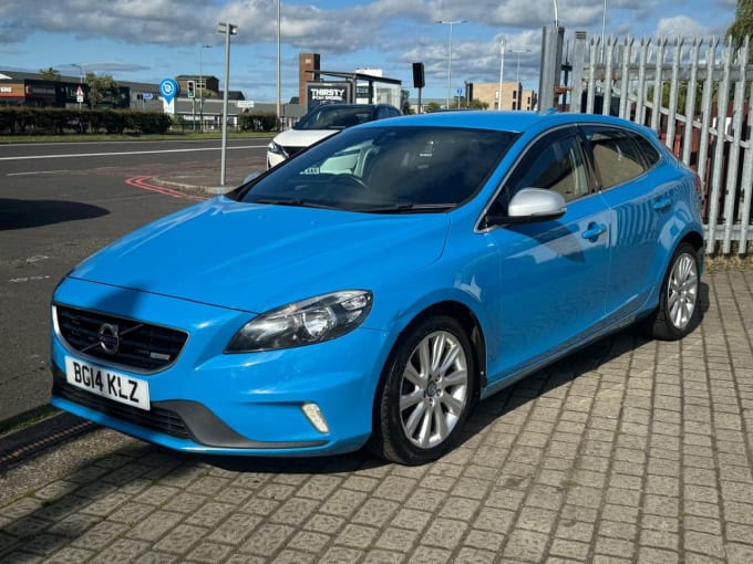 2025 Volvo V40