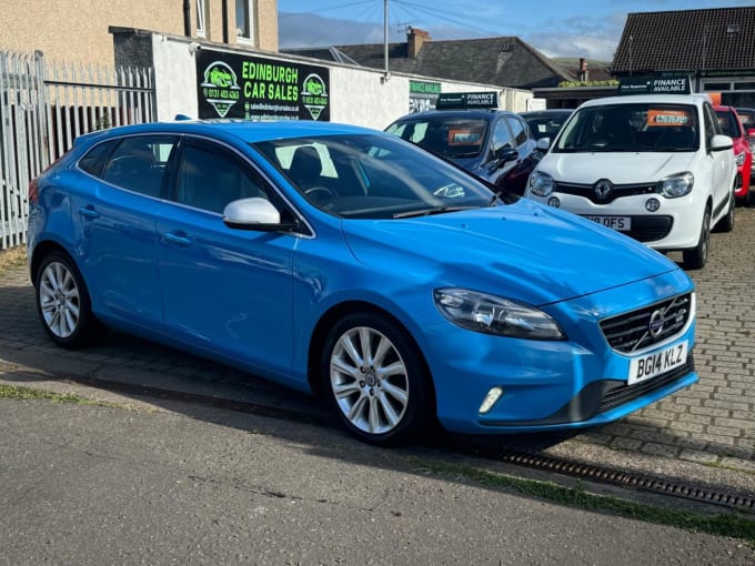 2025 Volvo V40