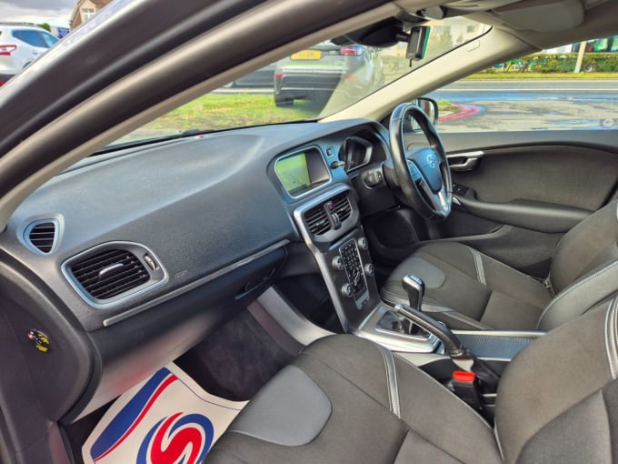 2025 Volvo V40