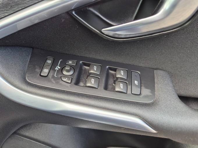 2025 Volvo V40