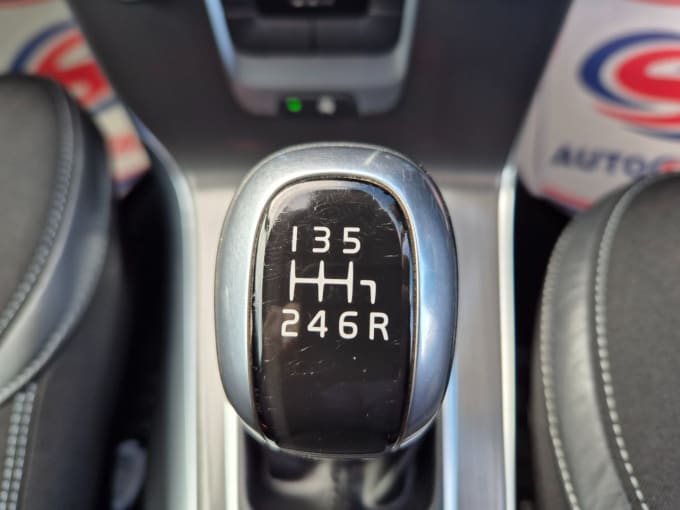 2025 Volvo V40