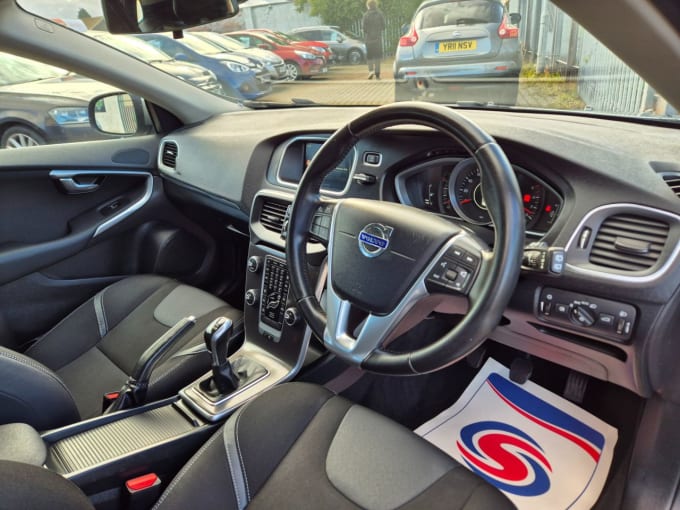 2025 Volvo V40