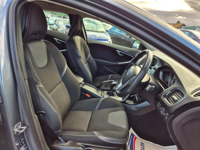 2025 Volvo V40
