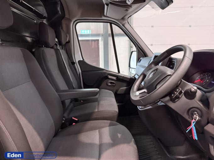 2025 Renault Master