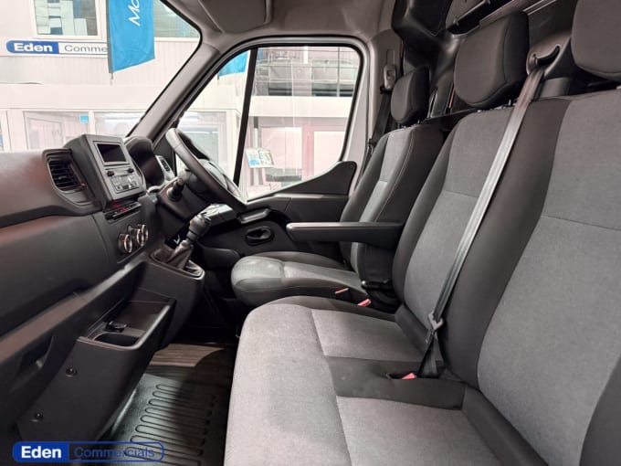 2025 Renault Master