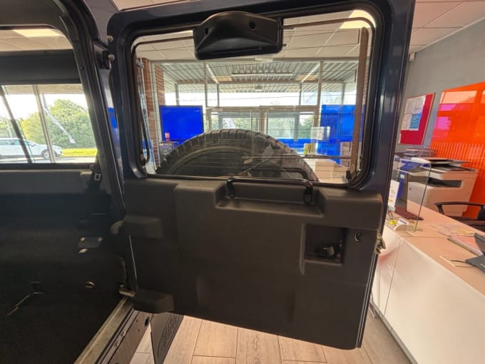2025 Land Rover Defender 90