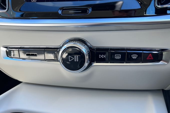 2025 Volvo V60