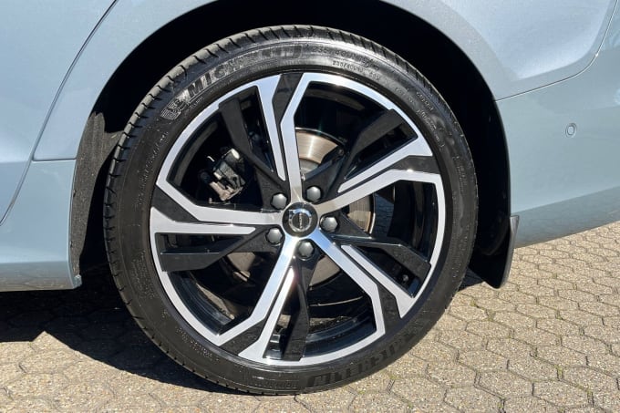 2025 Volvo V60