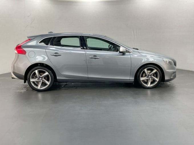 2024 Volvo V40