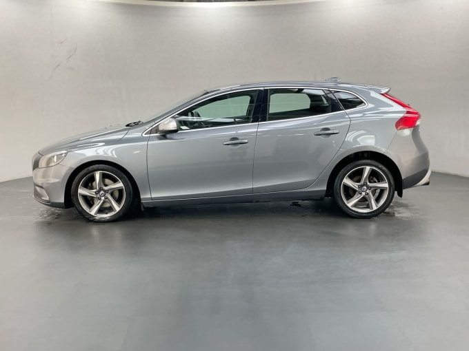 2024 Volvo V40