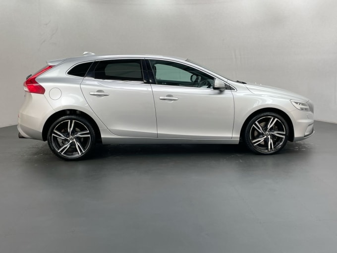 2024 Volvo V40