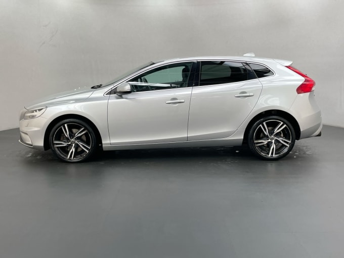 2024 Volvo V40