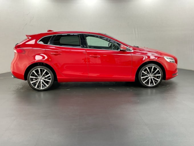 2024 Volvo V40